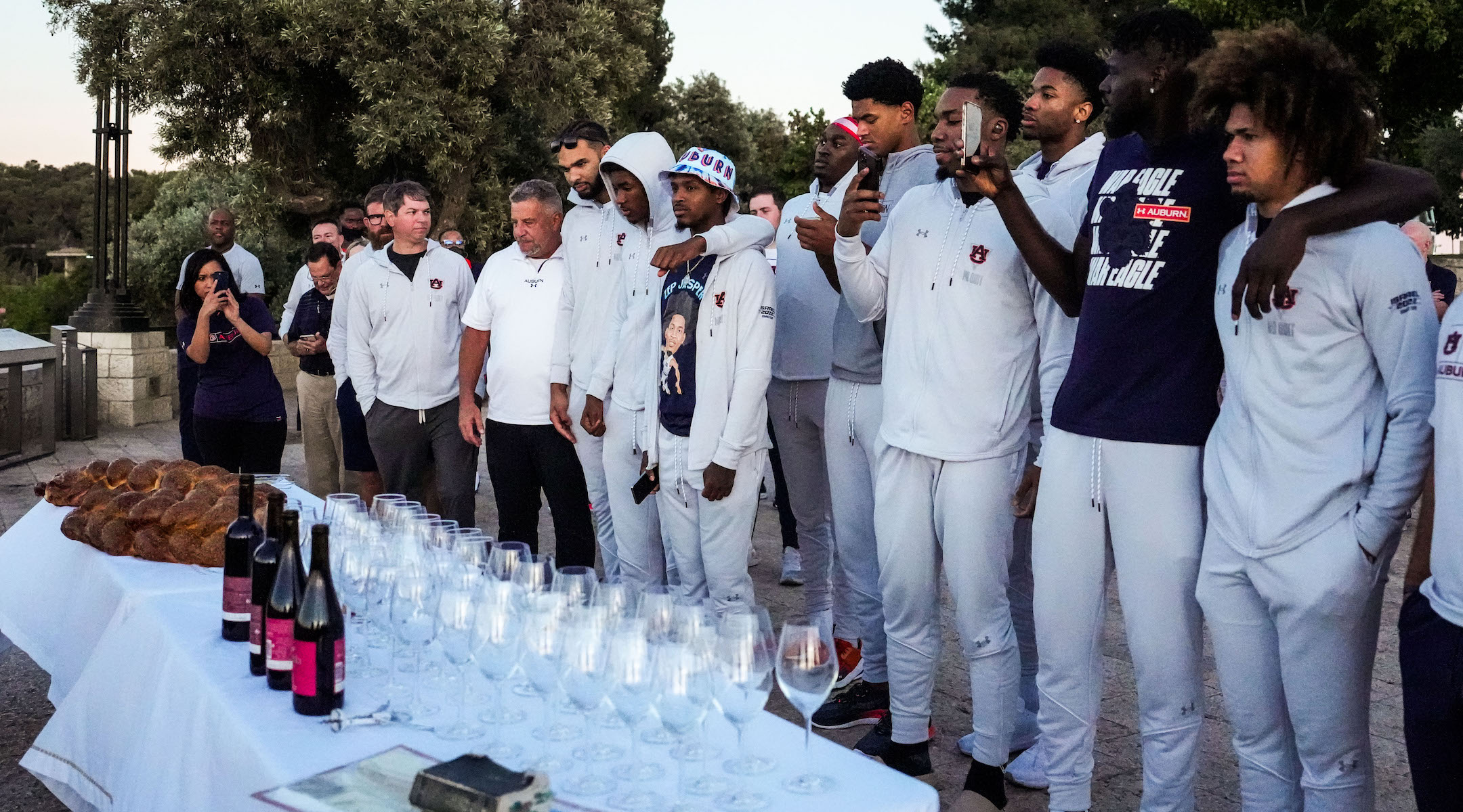 The Auburn University men’s basketball team celebrating Shabbat in Israel, July 31, 2022. (Courtesy Auburn Athletics)