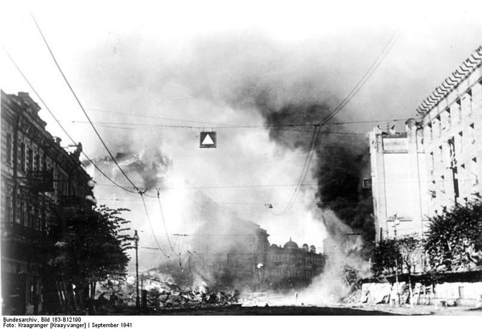 In 1941, a huge fire burns on Kyiv’s main street due to Soviet time bombs exploding.